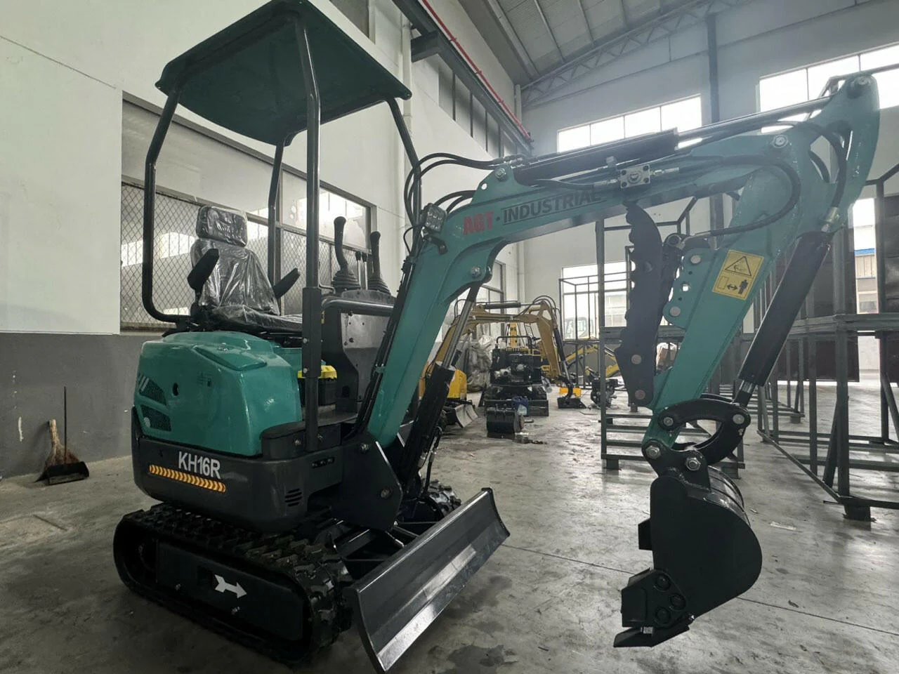 1 Ton, RATO Mini Small Excavator w/ Hydraulic Thumb | AGT-KH16R - Image 4