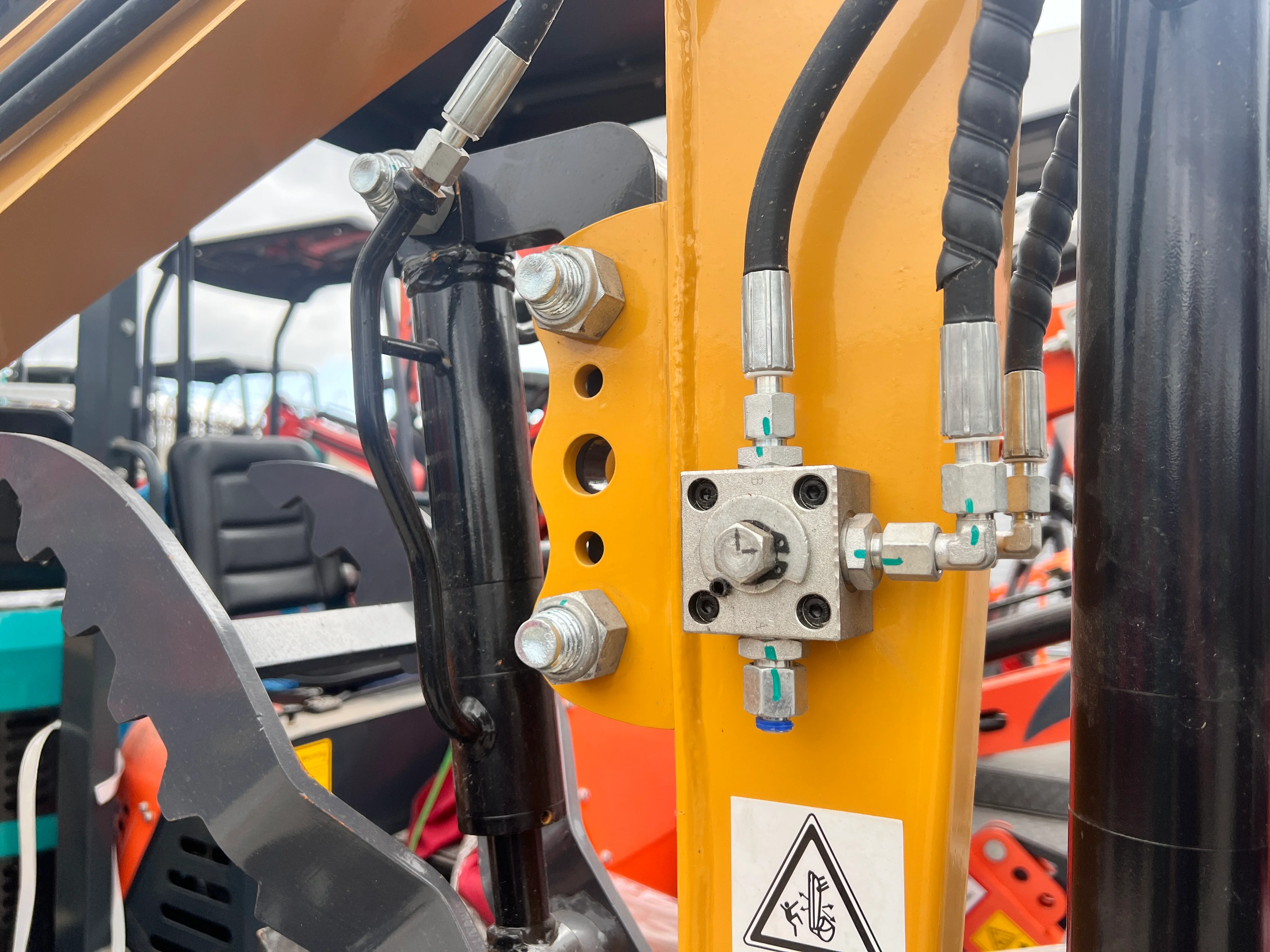 1 Ton, 13.5 HP Gasoline Engine (B&S) Mini Excavator w/ Hydraulic Thumb & Side Swing Boom | AGT-DM12-C - Image 15