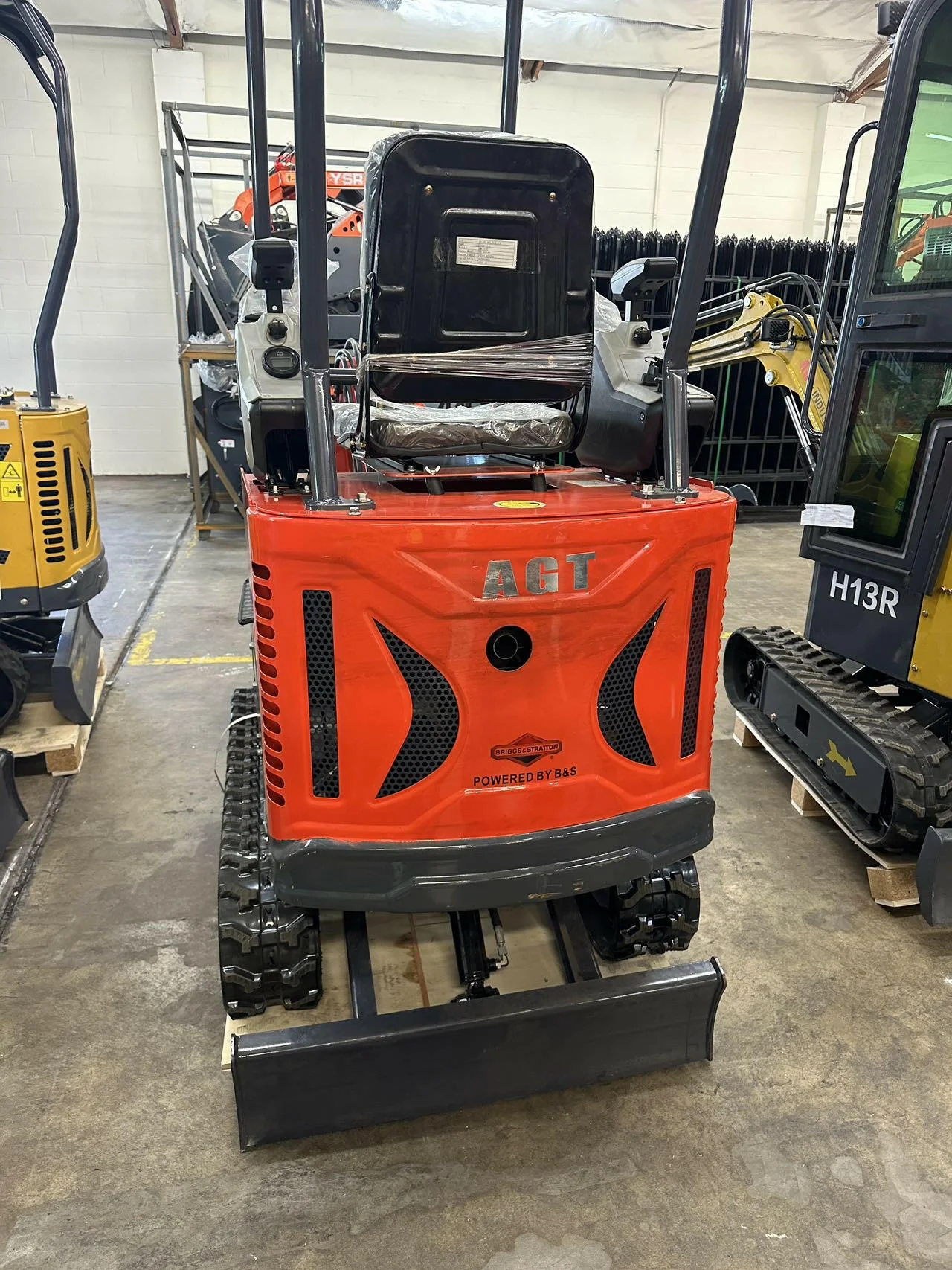 1 Ton, Upgraded Mini Excavator w/ Pilot Control & Swing Boom & Hydraulic Thumb | AGT-DM12X-C - Image 10