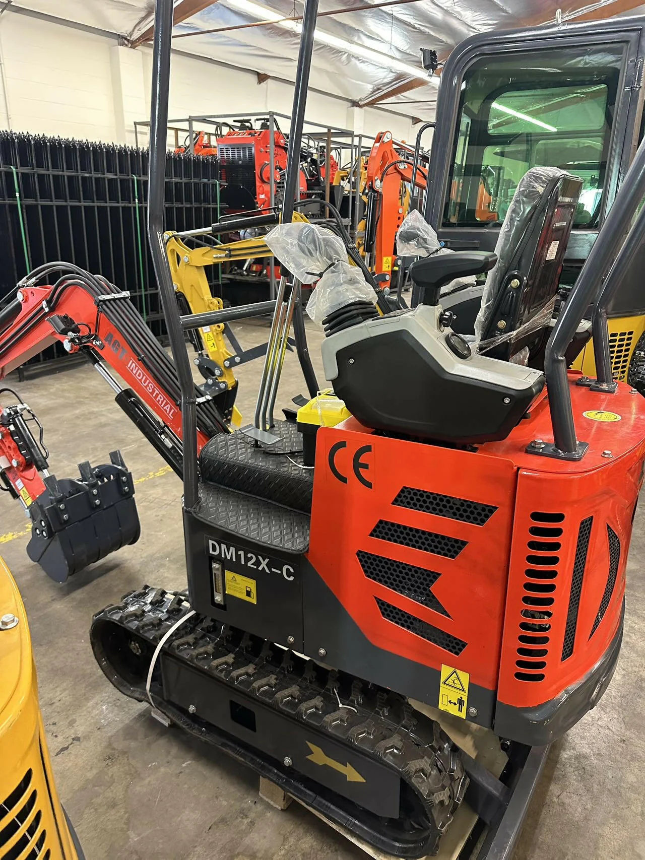 1 Ton, Upgraded Mini Excavator w/ Pilot Control & Swing Boom & Hydraulic Thumb | AGT-DM12X-C - Image 11