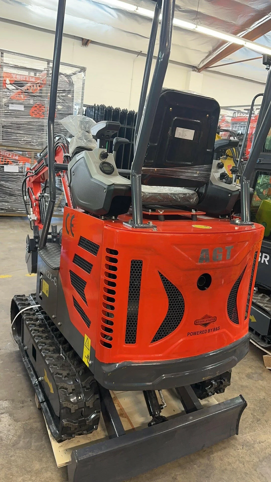 1 Ton, Upgraded Mini Excavator w/ Pilot Control & Swing Boom & Hydraulic Thumb | AGT-DM12X-C - Image 3