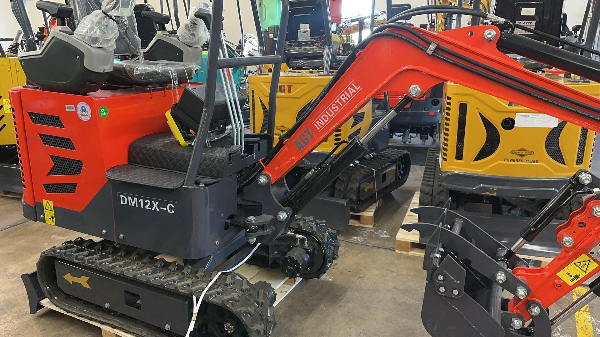 1 Ton, Upgraded Mini Excavator w/ Pilot Control & Swing Boom & Hydraulic Thumb | AGT-DM12X-C - Image 4