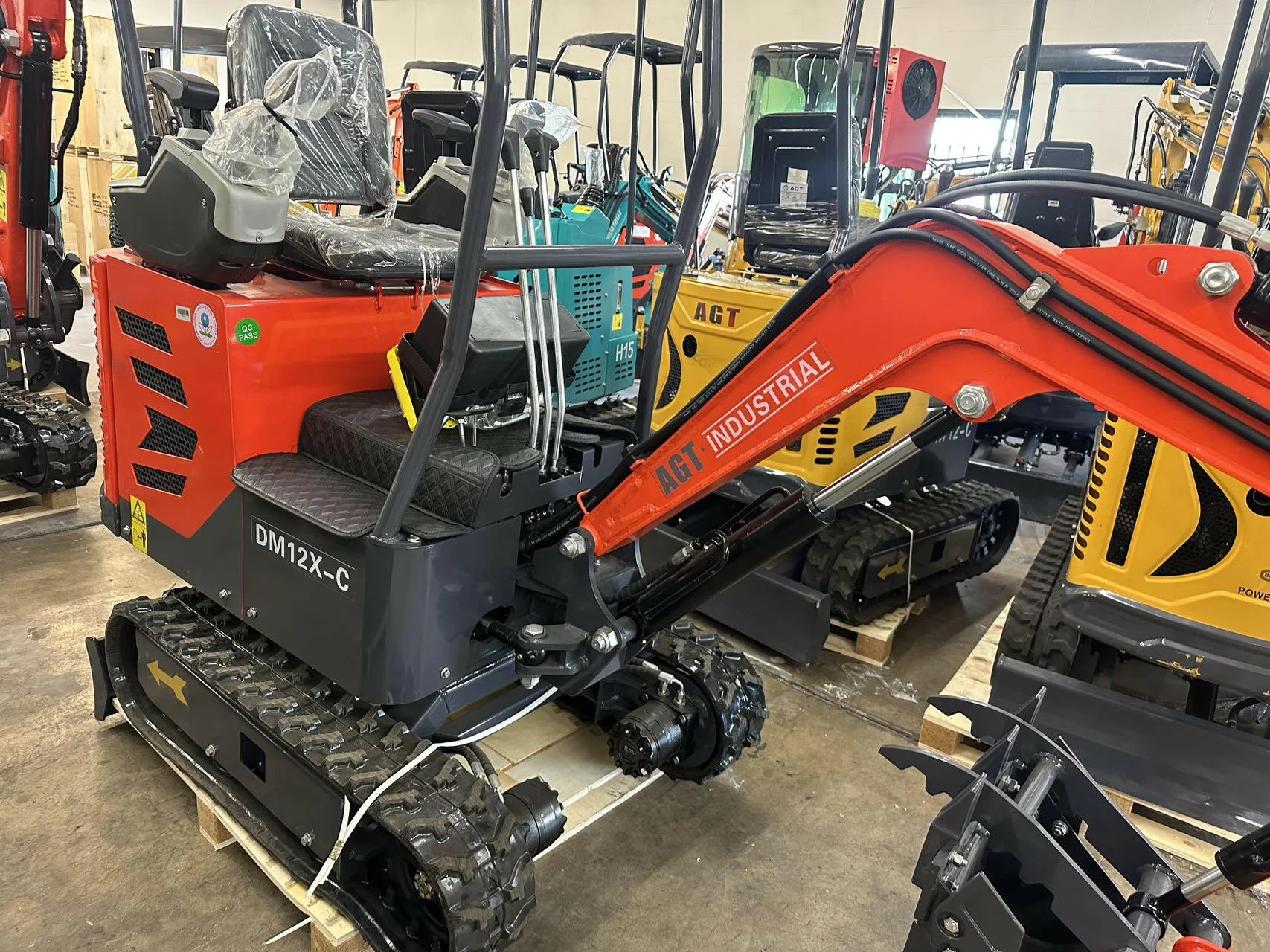 1 Ton, Upgraded Mini Excavator w/ Pilot Control & Swing Boom & Hydraulic Thumb | AGT-DM12X-C - Image 6