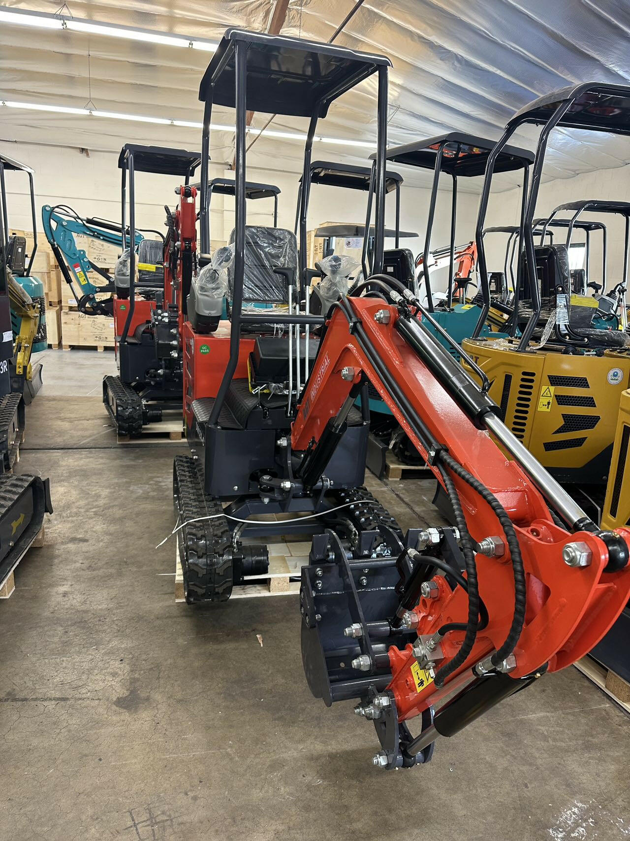 1 Ton, Upgraded Mini Excavator w/ Pilot Control & Swing Boom & Hydraulic Thumb | AGT-DM12X-C - Image 7