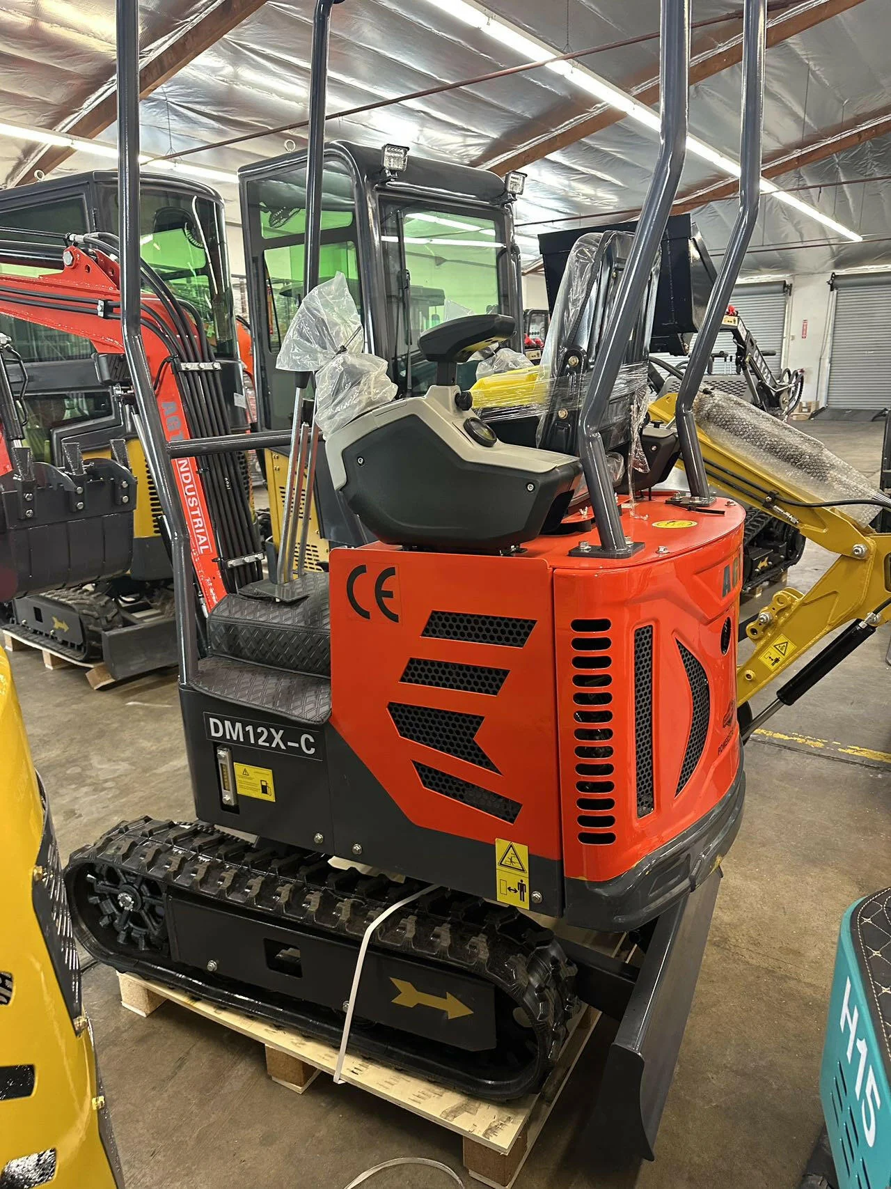 1 Ton, Upgraded Mini Excavator w/ Pilot Control & Swing Boom & Hydraulic Thumb | AGT-DM12X-C - Image 8