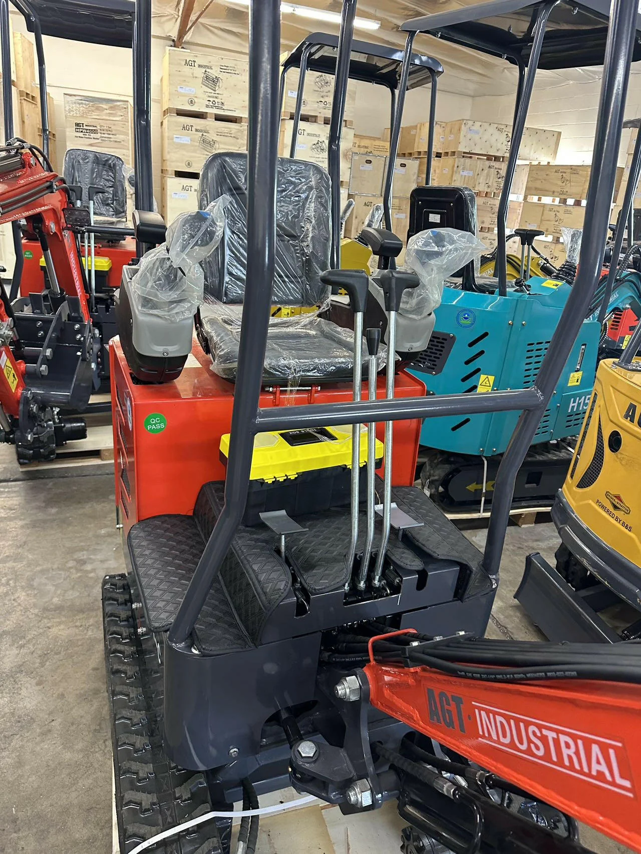 1 Ton, Upgraded Mini Excavator w/ Pilot Control & Swing Boom & Hydraulic Thumb | AGT-DM12X-C - Image 9