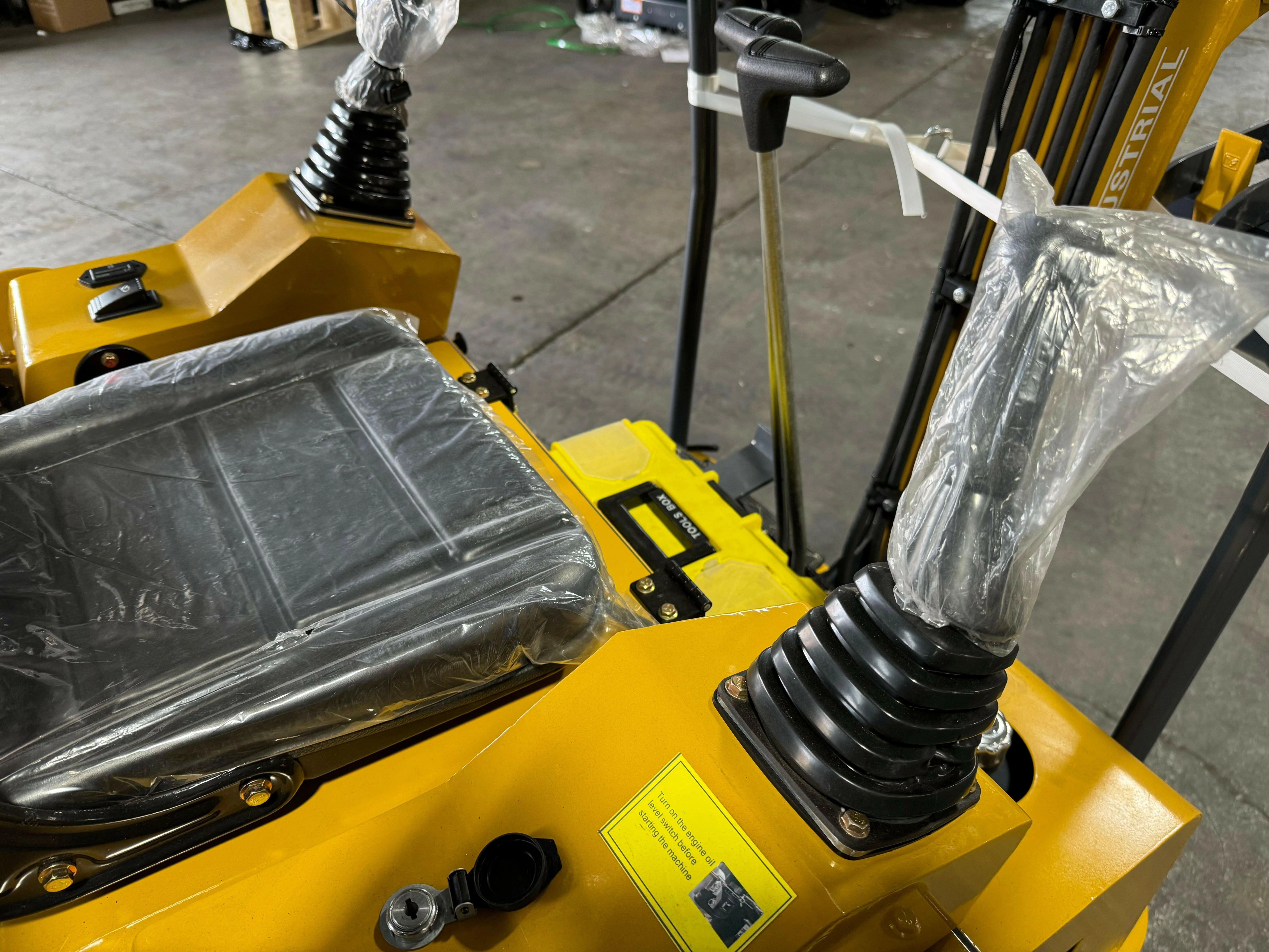 1 ton, 13.5HP RATO Mini Excavator w/ pilot control system | AGT-H15R - Image 15