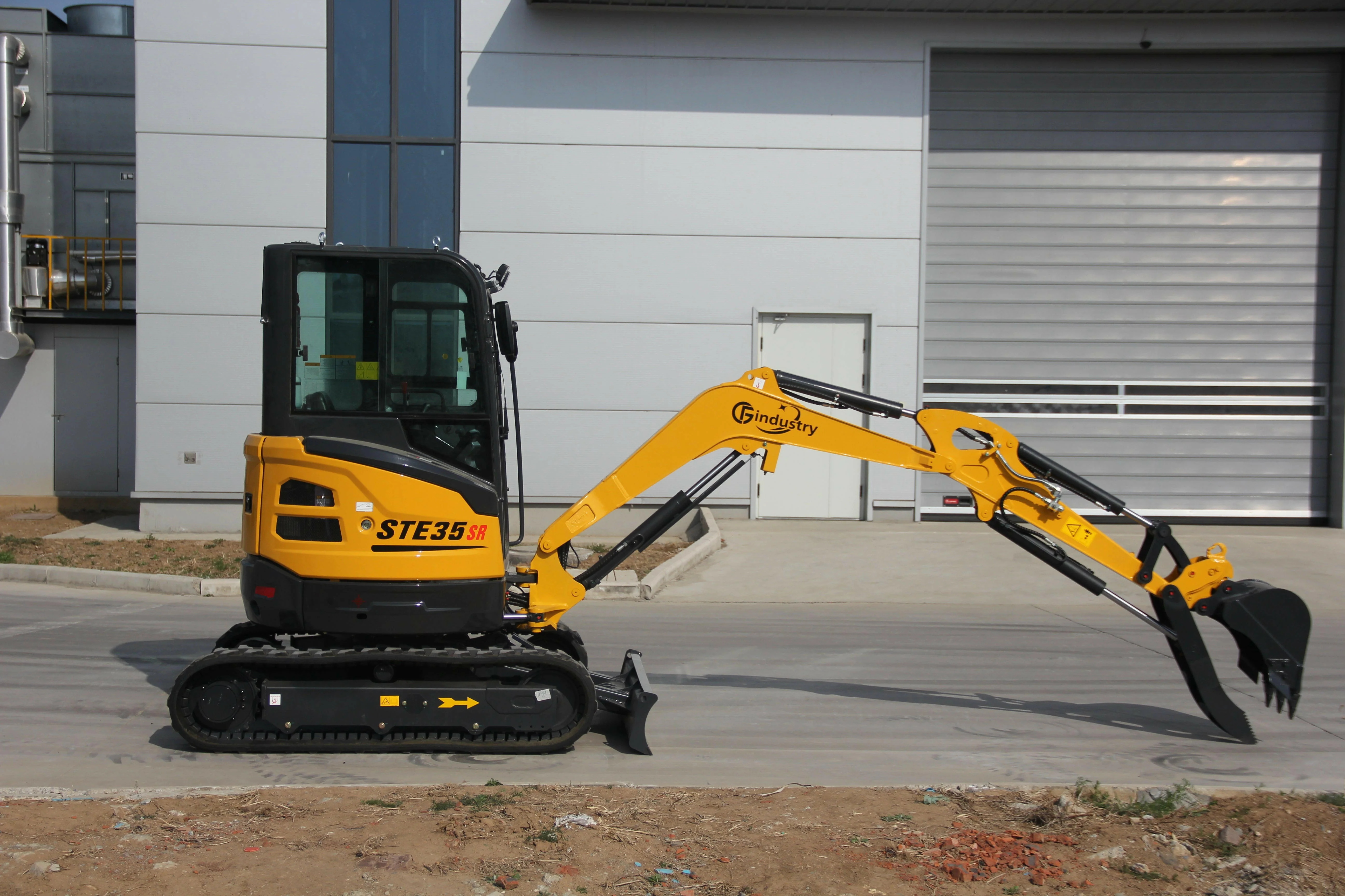 2.8 Ton, Yanmar Diesel Engine Mini Excavator w/ Hydraulic Thumb | CFG-STE35SR - Image 5