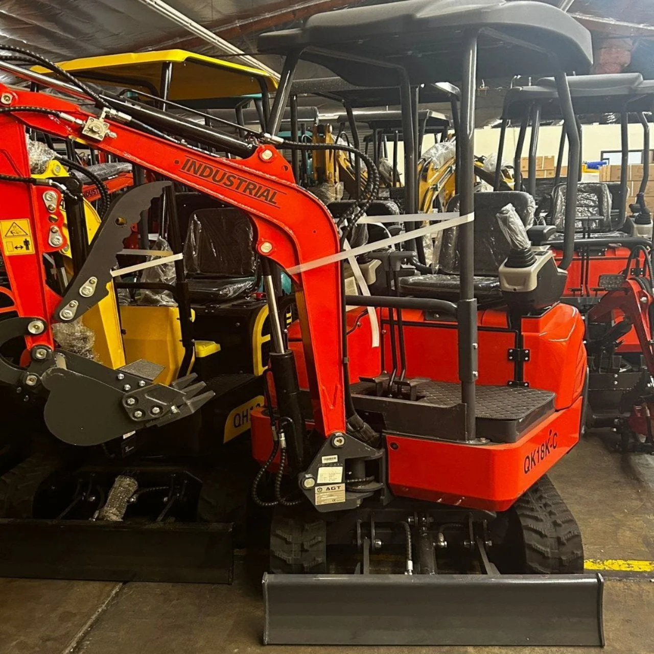 1.4 Ton, Kubota Engine Mini Excavator w/ Side Swing Boom, & Hydraulic Thumb | AGT-QK18K-C - Image 8