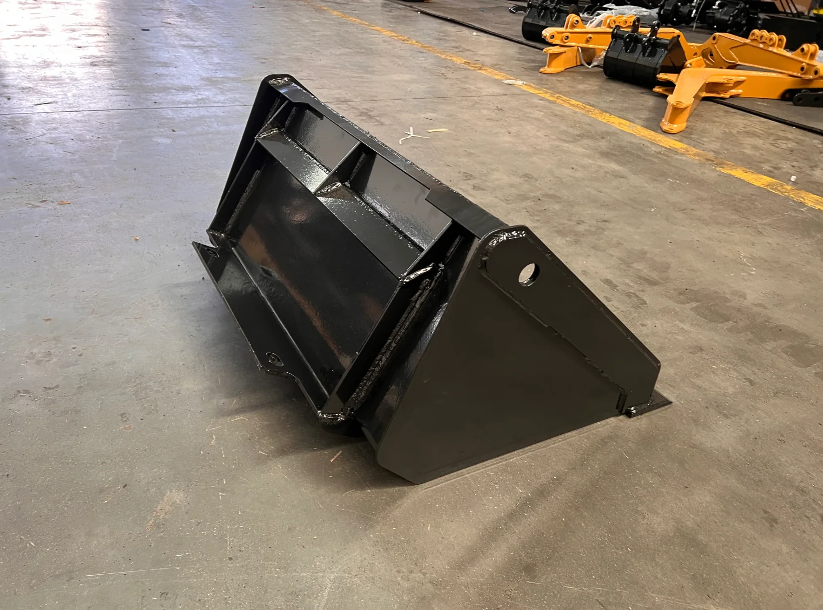 Standard Duty Skid Steer Bucket | AGT-M-BK45 - Image 4